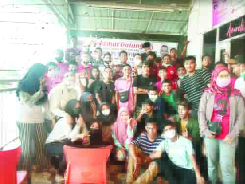 TEMUI 
MILENIAL— Anggota DPRD Padang, Manufer Putra Firdaus menemui kaum milenial yang ada di Simpang Gia Tabing, Kecamatan Kototangah.