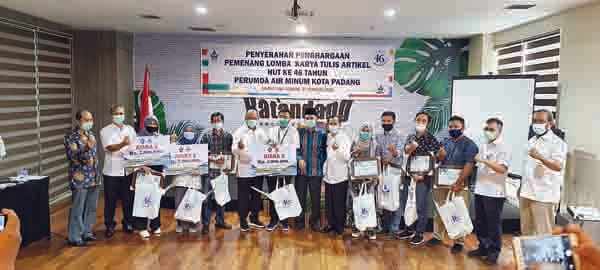 Perumda Air Minum Padang Umumkan Pemenang Lomba Karya Tulis 1 Dirut Perumda Air Minum Kota Padang berfoto bersama pemenang lomba
karya tulis.