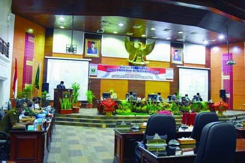 Ketua DPRD, Supardi, berikan sambutan dalam rapat paripurna DPRD Sumatera Barat tentang usul pemberhentian Irwan Prayitno dan Nasrul Abit sebagai gubernur dan wakil gubernur periode 2016-2021.