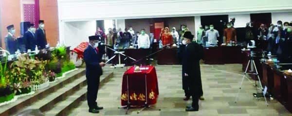 Ketua DPRD Sumbar Supardi melantik Deswanto, menggantikan almarhum Syarul Furqan, anggota DPRD Provinsi Sumatera Barat dari Fraksi PAN.
