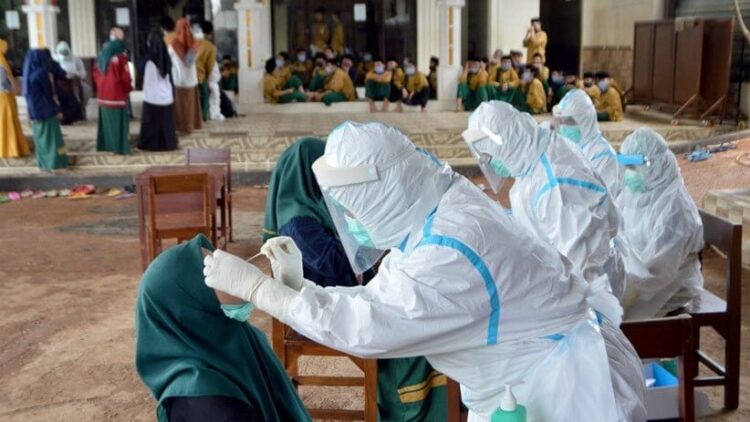 TES SWAB—Sebanyak 130 santri asal Diniyah Putri Padangpanjang menjalankan tes swab,  pekan lalu.