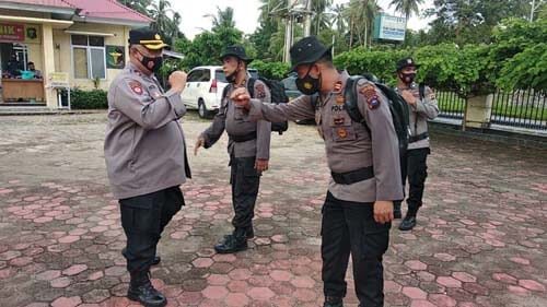 UCAPAN SELAMAT— Wakapolres  Kompol Irvan Coa Ampera  memberikan  ucapan selamat usai kenaikan pangkat.