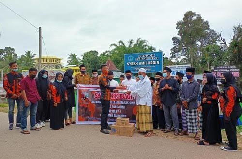 SERAHKAN ALKES— Penyerahan bantuan Alkes untuk mendukung proses pembelajaran di tengah pandemi Covid-19 oleh Sapma-PP Sijunjung kepada Ponpes Syaikh Amiluddin, Pudak.