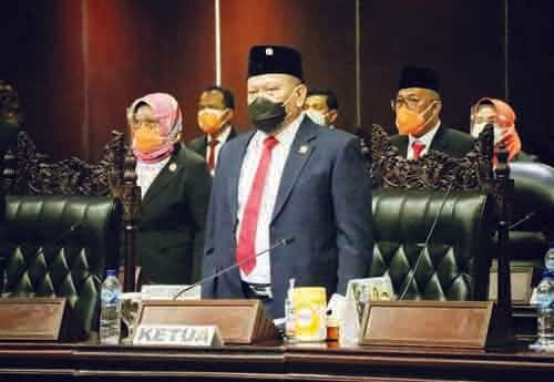 RAPAT—Ketua DPD RI AA Lanyalla Mahmud-Mattalitti sebelum mengikuti rapat.