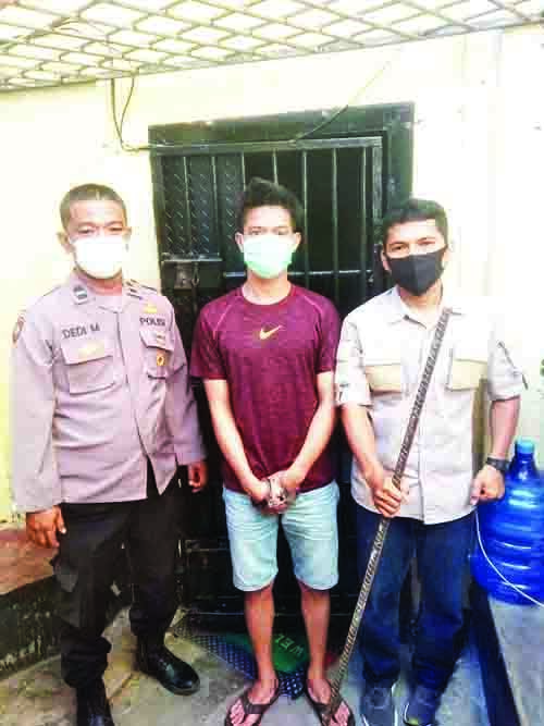 Juru Parkir Aniaya Korbannya Pakai Linggis hingga Koma 1 DITANGKAP— Riko Maryano (21) yang terjerat kasus penganiayaan ditangkap setelah 3 bulan jadi buronan dan kini ditahan di Polsek Padang Selatan.