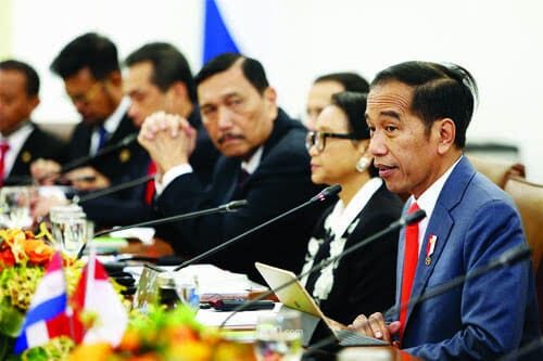 JAMU—Presiden Joko Widodo dan beberapa orang menteri saat menjamu tamu negara asing.