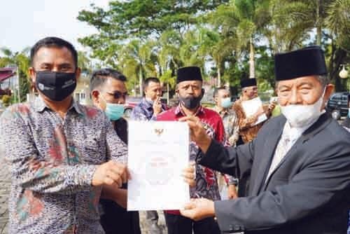 15 Walnag Solsel Terima Penghargaan dari Kemendes PDTT 1 PENGHARGAAN— Wali Nagari Lubuk Gadang Selatan, Arnaldo menerima penghargaan dari Kemendes PDTT yang diserahkan oleh Pj. Sekdakab Solsel, Fidel Efendi.