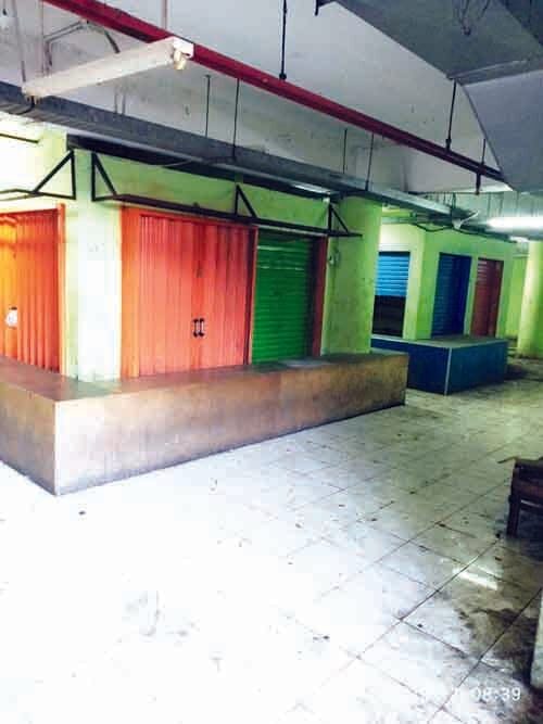 KIOS TUTUP—  Kondisi kios-kios di basemen Blok II Pasar Raya Padang yang terlihat tutup tanpa adanya pedagang yang berjualan.