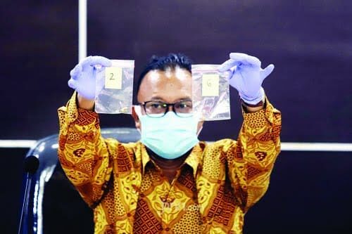 LIHATKAN—Komisioner Komnas HAM Choirul Anam memperlihatkan barang bukti terkait insiden tewasnya enam laskar FPI di Gedung Komnas HAM, Jakarta.