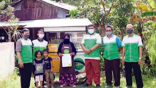 PENERIMA MANFAAT— Tim Yakesma bersama penerima manfaat program Gerobak Berkah di Kota Padang akhir tahun lalu.