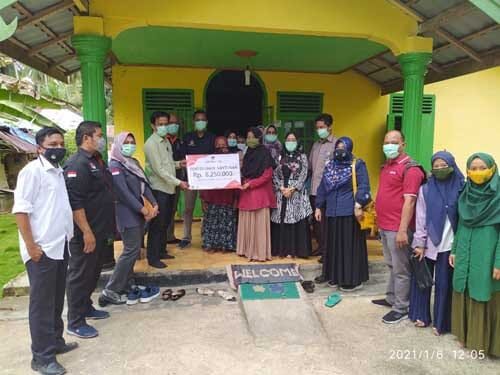 SERAHKAN—Ketua KPU Padangpariaman Zunaidi saat menyerahkan bantuan kepada keluarga korban kecelakaan.