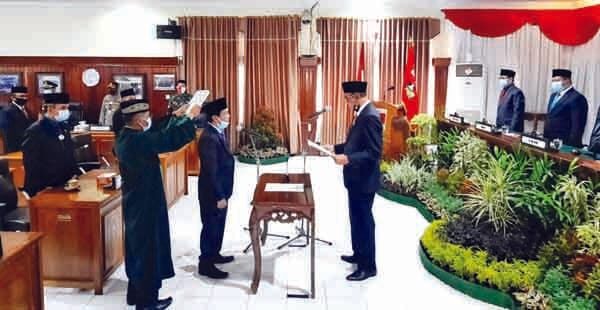 Erdison Nimli Dilantik PAW DPRD Bukittinggi 1 Sumpah— Pelantikan Erdison Nimli sekaligus pengambilan sumpah Anggota DPRD Pengganti Antar Waktu (PAW) anggota DPRD Bukittinggi, Kamis (14/1).