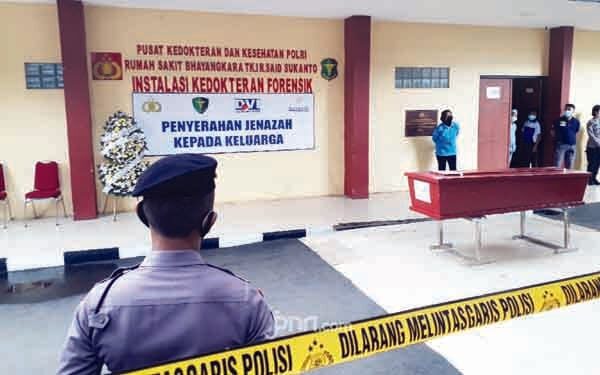 PENYERAHAN— Suasana penyerahan jenazah atas nama Asyhabul Yamin.