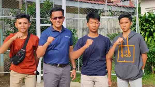 SEMANGAT— Wawako Erwin Yunaz memberi semangat kepada ketiga atlet muda kebanggaan Kota Payakumbuh yang akan bertanding.