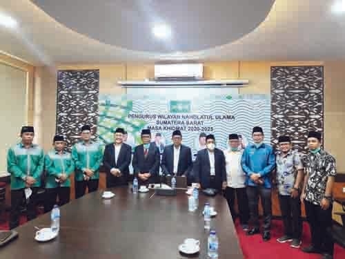 Ketum PBNU Lantik 4 Rektor Perguruan Tinggi Nahdlatul Ulama 1 Pelantikan— Rektor Universitas Nahdlatul Ulama Sumatra Barat (UNU Sumbar) Prof Yunia Wardi dilantik oleh Ketum PBNU secara virtual dan dihadiri Ketua Tanfidziyah PWNU Sumatera Barat, Prof Ganefri, Sekum PWNU Sumbar Suleman Tanjung.