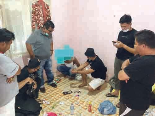 Ditangkap di Limapuluh Kota, Resedivis Bolak-Balik Jemput Sabu ke Riau 1 PENGEDAR DITANGKAP— Pelaku RS (34) yang terlibat peredaran sabu ditangkap jajaran Satresnarkoba Polres Limapuluh Kota di salah satu rumah.