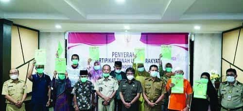 FOTO BERSAMA— Sekdako Bukittinggi Yuen Karnova foto bersama usai menyerahkan 10 sertifikat kepada masyarakat.