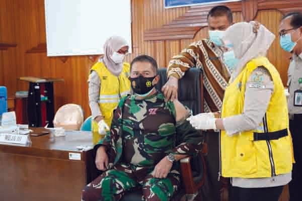 VAKSIN KEDUA— Danrem 032/Wbr Brigjen TNI Arief Gajah Mada disuntik vaksin Sinovac kedua di Dinas Kesehatan Sumbar, Kamis (28/1).
