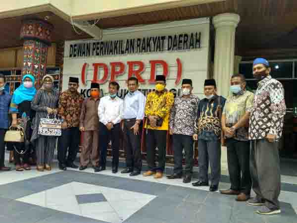 FOTO BERSAMA— Anggota DPRD Kota Payakumbuh foto bersama saat sampai di DPRD Bukittinggi dalam acara kunkernya, kemarin.