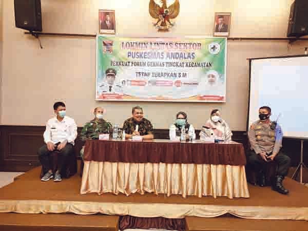 Puskesmas Andalas Fokus Atasi Masalah Hipertensi 1 LOKAKARYA— Kepala Dinas Kesehatan Padang, Ferimulyani menghadiri lokakarya mini (Lokmin) lintas sektor Puskesmas Andalas, Kecamatan Padang Timur, Jumat (29/1).