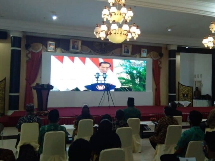 Masyarakat bisa Memanfaatkan Lahan Hutan, Jokowi Serahkan SK Hutan Sosial untuk Sumbar 1 IKUT ACARA VIRTUAL— Dinas Kehutanan dan Penerima SK Hutan Sosial di Sumbar mengikuti secara virtual penyerahan SK Hutan Sosial, SK Hutan Adat dan SK TORA se-Indonesia, oleh Presiden RI, Joko Widodo (Jokowi) menyerahkan surat keputusan (SK) Kamis (7/1) di Istana Negara, Jakarta.