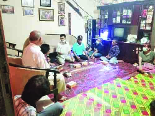 Meilasa Waruwu bercengkrama dengan warga Mata Air.