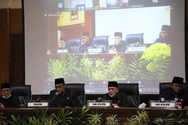 DPRD Usulkan Pemberhentian Kepala Daerah 1 Ketua DPRD Kota Bukittinggi Herman Sofyan saat Umumkan Usulan Pemberhentian Wako dan Wawako Bukittinggi 2016- 2021.