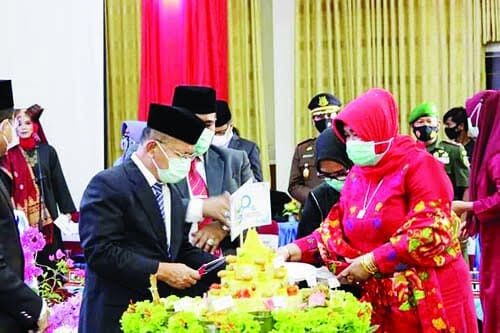 BUPATI Padangpariaman Ali Mukhni bersama istri saat memotong kue HUT ke-188.