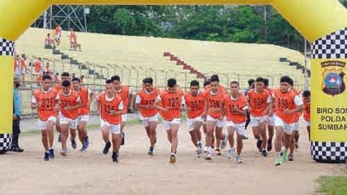 IKUTI SELEKSI— Peserta calon anggota Polri saat mengikuti seleksi jasmani. Pada  2021 ini, Polri memberikan kesempatan kepada putra-putri terbaik Indonesia untuk menjadi anggota Polri.