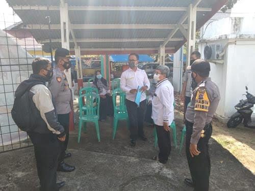 TES SWAB—Sejumlah Guru di Kecamatan Sungayang akan melakukan tes swab di Puskemas setempat, disaksikan Kapolsek Sungayang Iptu Syahbudin.