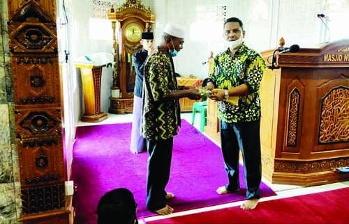 BANTU MASJID— Anggota DPRD Padang, Budi Syahrial menyerahkan bantuan untuk Masjid Nurul Ihsan, Padang Baru Timur, Kelurahan Alai Parak Kopi, Kecamatan Padang Utara.