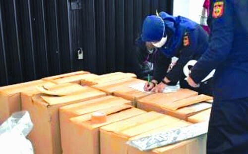 AMANKAN BB—Tim Bea Cukai Pekanbar  saat mengamankan barang bukti (BB) atas penindakan cukai.