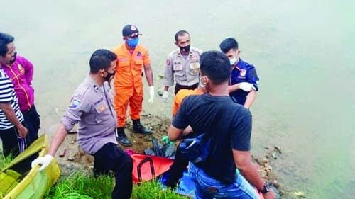 EVAKUASI— Polisi bersama TRC dan PMI melakukan evakuasi jasad remaja yang ditemukan tewas di aliran Banjir Kanal Seberang Palinggam.