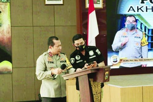 Selama 2020, Kejahatan di Sumbar Turun Drastis 1 PAPARKAN— Kapolda Sumbar Irjen Pol Toni Harmanto didampingi Dirresnarkoba Kombes Pol Wahyu Sri Bintoro saat memaparkan kondisi kamtibmas selama tahun 2020.