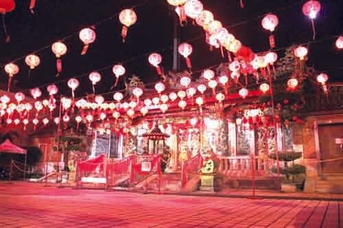 KELENTENG-Perayaan Imlek di saat pandemiakan berbeda dengan tahun sebelumnya. Tahun ini, para pengunjung yang datang ke Kelenteng tidak dibolehkan untuk berfoto.