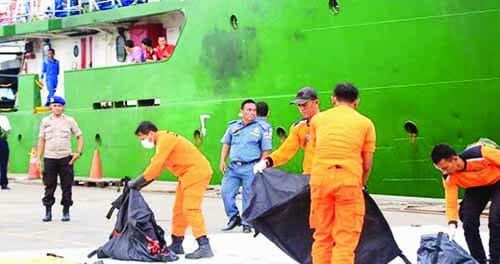 IDENTIFIKASI—Basarnas bersama DVI Polri mengangkat serta mengidentifikasi korban yang ditemukan di perairan Karawang di bawa ke-Tanjung Priok Jakarta.