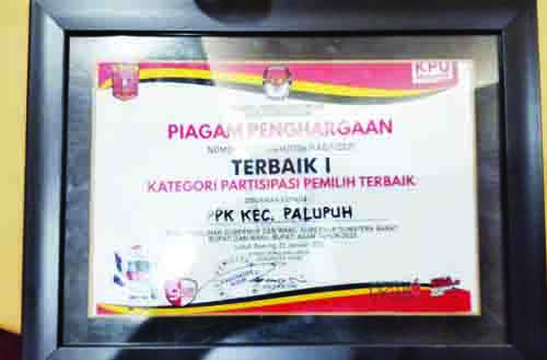 PIAGAM— Piagam penghargaan kepada PPK Palupuah, Agam sebagai kecamatan dengan tingkat partisipasi pemilih tertinggi.