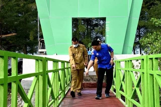 Wisata Berkembang dari Desa dan Kelurahan, Berlomba-lomba Mempercantik Desa 1 TINJAU DESA WISATA— Wali Kota Pariaman Genius Umar saat meninjau objek wisata desa, beberapa waktu lalu.