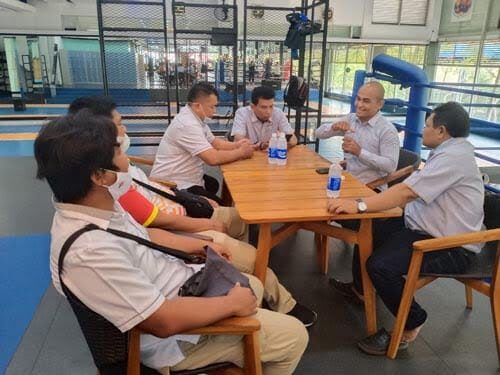 DIALOG— Ketua Pengprov Muaythai Kepri Hendri Koto  berdialog soal kekuatan atlet Muaythai Sumbar dengan rombongan Tim Media Humas KONI Sumbar.