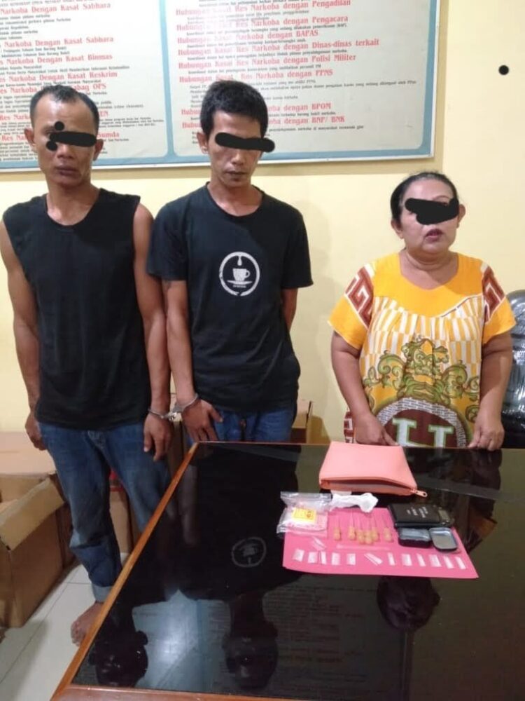 TIGA PEMAIN NARKOBA — Tiga orang pelaku penyalahgunaan narkotika, satu di antaranya perempuan diamankan Polres Pessel, Kamis (7/1) sore. Mereka dilaporkan warga karena sudah meresahkan.