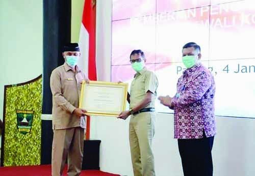 TERIMA PENGHARGAAN— Wali Kota Padang Mahyeldi Ansharullah menerima penghargaan sebagai Kota Peduli HAM yang diserahkan Gubernur Sumbar Irwan Prayitno.