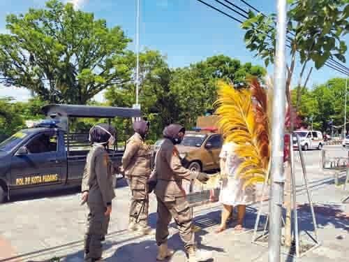 PENERTIBAN PEDAGANG— Petugas Satpol PP Kota Padang secara kontiniu melakukan pengawasan dan penertiban pedagang yang masih berjualan di atas trotoar di kawasan Khatib Sulaiman, beberapa waktu lalu.