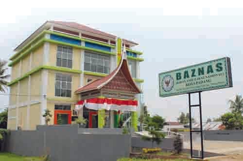 GULIRKAN BANTUAN— Baznas menggulirkan program bantuan usaha mikro dan juga bagi lansia yang berasal dari keluarga kurang mampu.