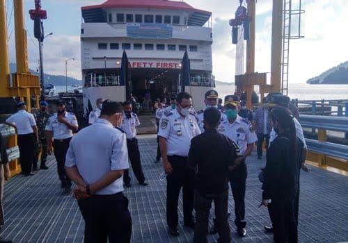 MB Pelabuhan Bungus Selesai Diperbaiki, Arus Barang Padang-Mentawai Kembali Lancar 1 TINJAU— Kepala BPTD Wilayah III Sumbar Kemenhub RI, Deny Kusdyana bersama Kepala Dishub Provinsi Sumbar, Heri Nofiardi meninjau kondisi movable bridge (MB) yang telah selesai dibangun di pintu masuk Pelabuhan Samudera Bungus, kemarin.