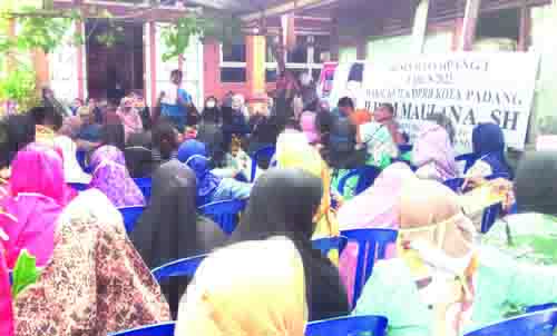 RESES— Wakil Ketua DPRD Padang, Ilham Maulana menemui warga di daerah pemilihannya melaluk kegiatan reses.