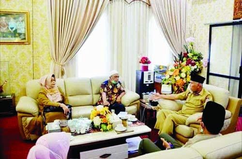 DISKUSI— Wali Kota Padang, Mahyeldi Ansharullah berdiskusi dengan pengurus Iluno IKIP Padang atau kini bernama UNP.