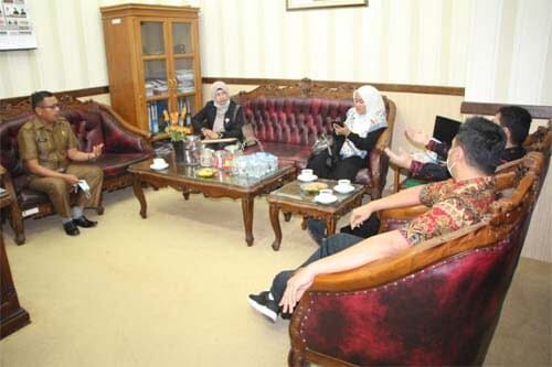 TEMU RAMAH— Wakil Ketua DPRD Pasaman Barat Endra Yama Putra bersama anggota DPRD Pasbar Muhammad Guntur bertemu ramah dengan anggota DPRD Agam di ruang Sekwan Agam.