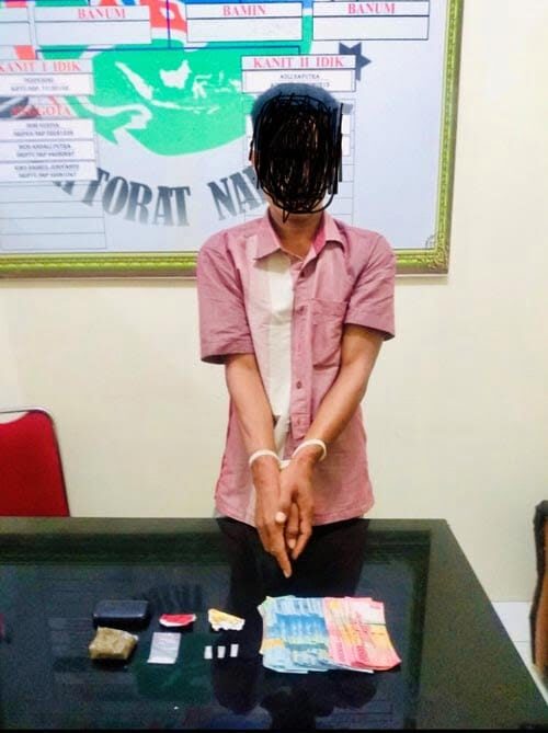 PENGEDAR-Pelaku berinisial DD (39) ditangkap Satresnarkoba Polres Agam dengan barang bukti lima paket sabu dan ganja siap edar.