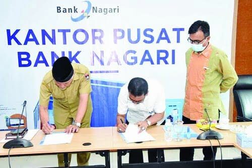 TANDA TANGAN— Ketua Umum MES Sumbar, Mahyeldi Ansharullah  dan Dirut Bank Nagari, Muhammad Irsyad melakukan penandatanganan MoU, Selasa  (12/1).