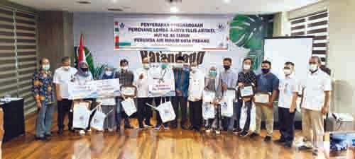 PEMENANG LOMBA— Penyerahan penghargaan pemenang lomba karya tulis artikel HUT ke-46 Perumda Air Minum Kota Padang.